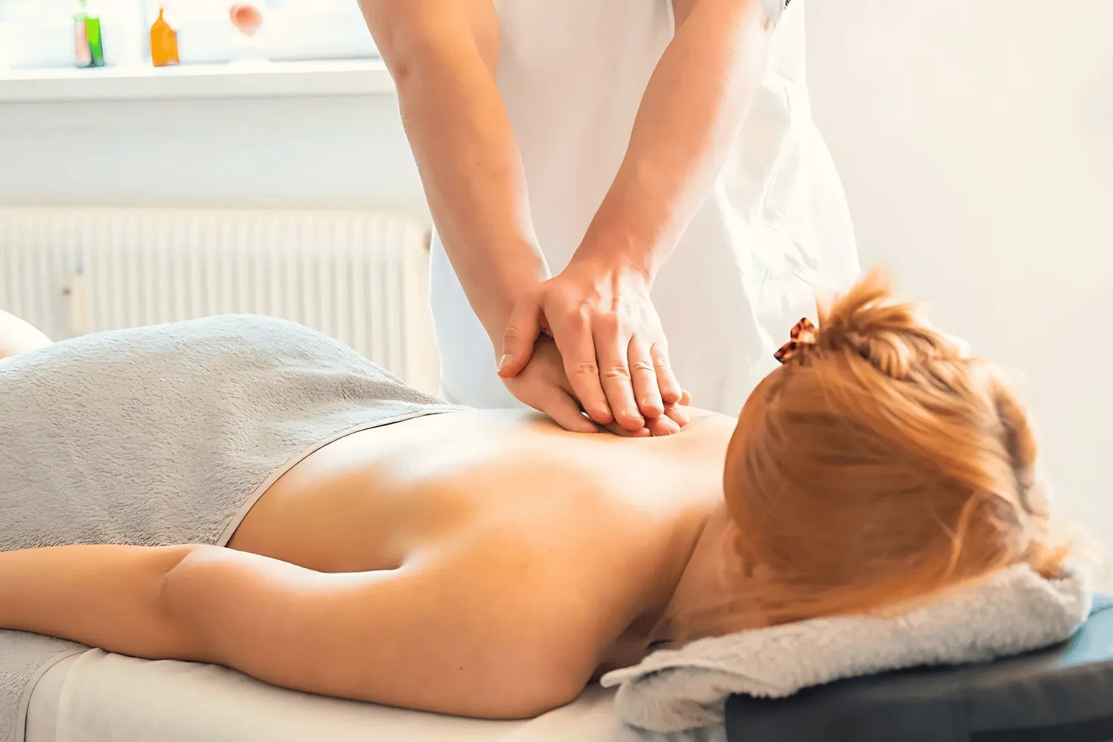domenic hacker bei einer heilmassage in wien