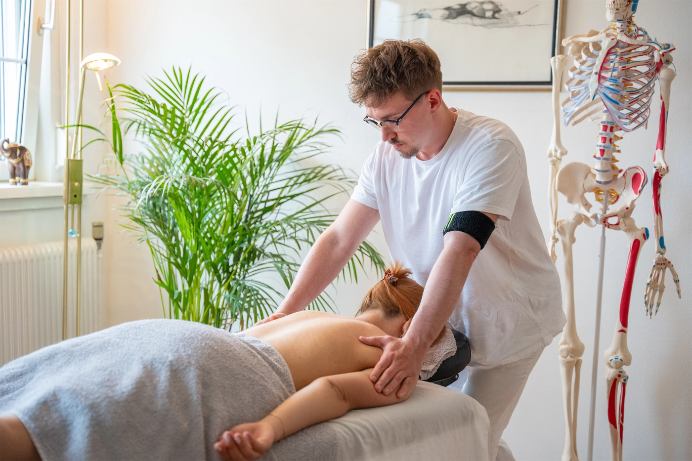Heilmasseur Domenic Hacker bei einer Lymphdrainage in Wien