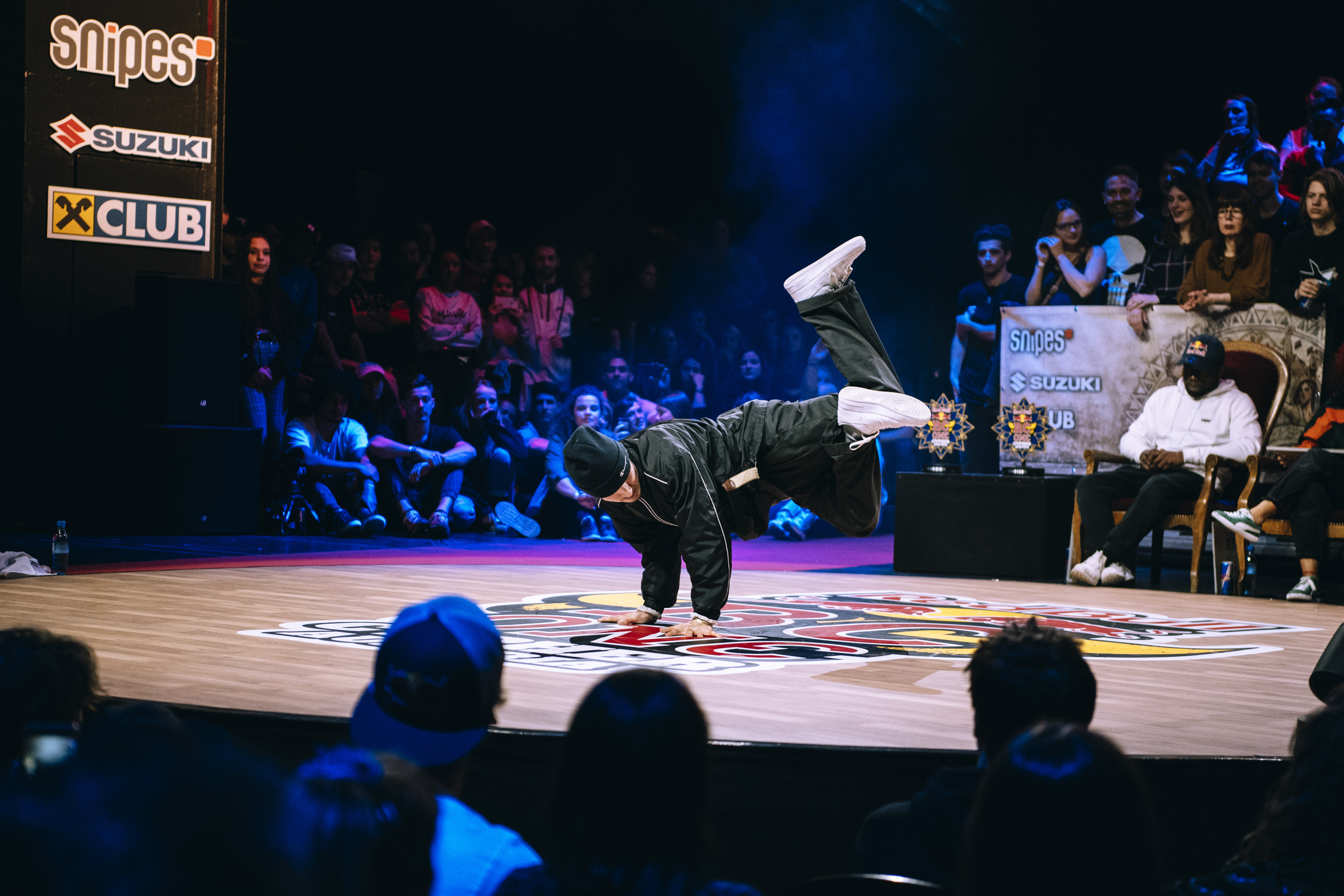 Heilmasseur Domenic Hacker bei einem Breakdance-Move auf dem Volkstheater in Wien – Bewegung als Ausdruck von Körpergefühl